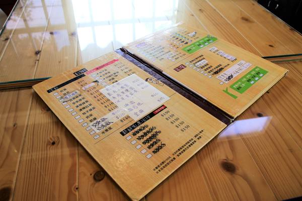 啄木鳥之丘泡腳丫親子餐廳： 【南投景點】啄木鳥之丘泡腳ㄚ親子餐廳~藍白色地中海風格，泡泡腳ㄚ，聊聊天，泡湯配美食滿足又舒心，沙坑及戲水池小孩子很愛