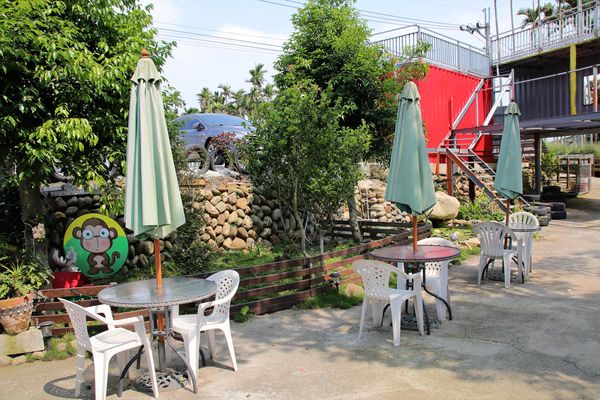 啄木鳥之丘泡腳丫親子餐廳： 【南投景點】啄木鳥之丘泡腳ㄚ親子餐廳~藍白色地中海風格，泡泡腳ㄚ，聊聊天，泡湯配美食滿足又舒心，沙坑及戲水池小孩子很愛