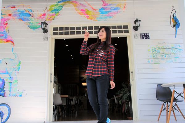 啄木鳥之丘泡腳丫親子餐廳： 【南投景點】啄木鳥之丘泡腳ㄚ親子餐廳~藍白色地中海風格，泡泡腳ㄚ，聊聊天，泡湯配美食滿足又舒心，沙坑及戲水池小孩子很愛