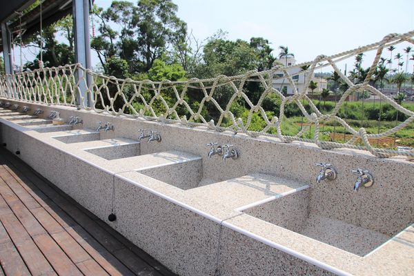 啄木鳥之丘泡腳丫親子餐廳： 【南投景點】啄木鳥之丘泡腳ㄚ親子餐廳~藍白色地中海風格，泡泡腳ㄚ，聊聊天，泡湯配美食滿足又舒心，沙坑及戲水池小孩子很愛