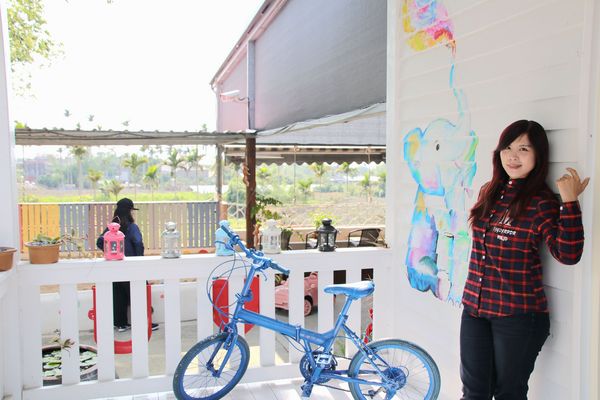 啄木鳥之丘泡腳丫親子餐廳： 【南投景點】啄木鳥之丘泡腳ㄚ親子餐廳~藍白色地中海風格，泡泡腳ㄚ，聊聊天，泡湯配美食滿足又舒心，沙坑及戲水池小孩子很愛