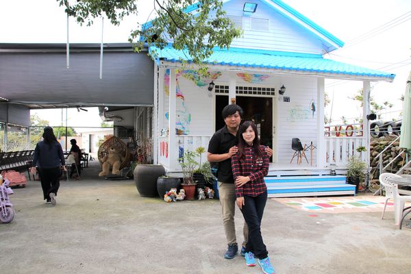 啄木鳥之丘泡腳丫親子餐廳： 【南投景點】啄木鳥之丘泡腳ㄚ親子餐廳~藍白色地中海風格，泡泡腳ㄚ，聊聊天，泡湯配美食滿足又舒心，沙坑及戲水池小孩子很愛