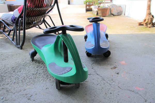 啄木鳥之丘泡腳丫親子餐廳： 【南投景點】啄木鳥之丘泡腳ㄚ親子餐廳~藍白色地中海風格，泡泡腳ㄚ，聊聊天，泡湯配美食滿足又舒心，沙坑及戲水池小孩子很愛