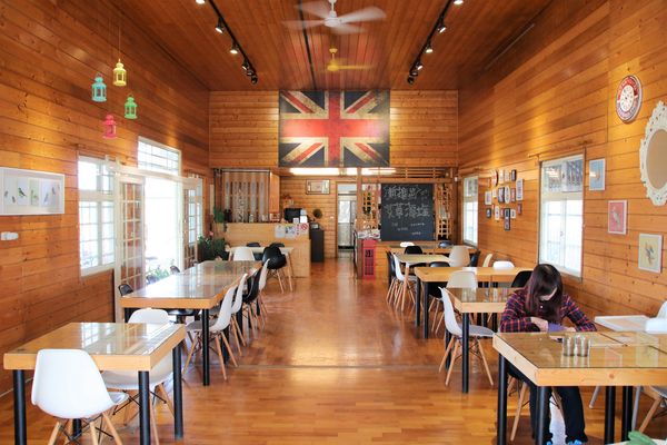 啄木鳥之丘泡腳丫親子餐廳： 【南投景點】啄木鳥之丘泡腳ㄚ親子餐廳~藍白色地中海風格，泡泡腳ㄚ，聊聊天，泡湯配美食滿足又舒心，沙坑及戲水池小孩子很愛