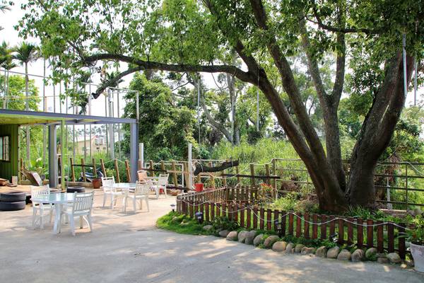 啄木鳥之丘泡腳丫親子餐廳： 【南投景點】啄木鳥之丘泡腳ㄚ親子餐廳~藍白色地中海風格，泡泡腳ㄚ，聊聊天，泡湯配美食滿足又舒心，沙坑及戲水池小孩子很愛