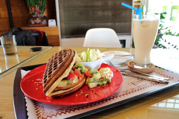 啄木鳥之丘泡腳丫親子餐廳： 【南投景點】啄木鳥之丘泡腳ㄚ親子餐廳~藍白色地中海風格，泡泡腳ㄚ，聊聊天，泡湯配美食滿足又舒心，沙坑及戲水池小孩子很愛