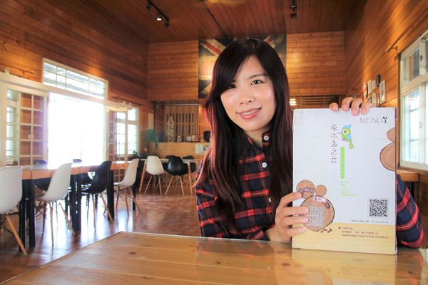 啄木鳥之丘泡腳丫親子餐廳： 【南投景點】啄木鳥之丘泡腳ㄚ親子餐廳~藍白色地中海風格，泡泡腳ㄚ，聊聊天，泡湯配美食滿足又舒心，沙坑及戲水池小孩子很愛