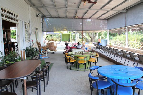 啄木鳥之丘泡腳丫親子餐廳： 【南投景點】啄木鳥之丘泡腳ㄚ親子餐廳~藍白色地中海風格，泡泡腳ㄚ，聊聊天，泡湯配美食滿足又舒心，沙坑及戲水池小孩子很愛