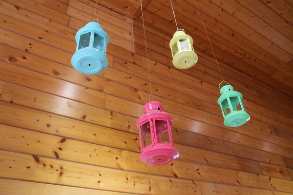 啄木鳥之丘泡腳丫親子餐廳： 【南投景點】啄木鳥之丘泡腳ㄚ親子餐廳~藍白色地中海風格，泡泡腳ㄚ，聊聊天，泡湯配美食滿足又舒心，沙坑及戲水池小孩子很愛