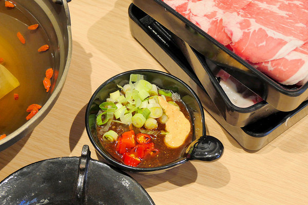 大樂鍋精緻鍋物專賣店：大樂鍋精緻鍋物：肉多多鍋喜燒一鍋兩吃再加三份肉盤大滿足！打卡再送豬肉盤好划算！燒酒海陸鍋一次7種海鮮加肉品豐盛推薦！