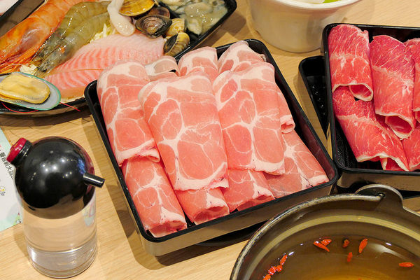 大樂鍋精緻鍋物專賣店：大樂鍋精緻鍋物：肉多多鍋喜燒一鍋兩吃再加三份肉盤大滿足！打卡再送豬肉盤好划算！燒酒海陸鍋一次7種海鮮加肉品豐盛推薦！