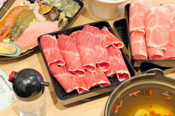 大樂鍋精緻鍋物專賣店：大樂鍋精緻鍋物：肉多多鍋喜燒一鍋兩吃再加三份肉盤大滿足！打卡再送豬肉盤好划算！燒酒海陸鍋一次7種海鮮加肉品豐盛推薦！