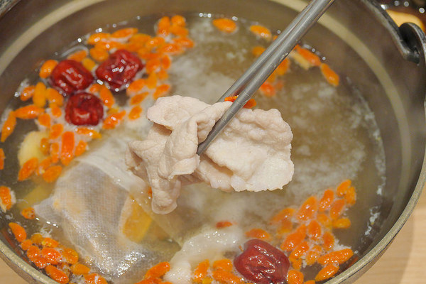 大樂鍋精緻鍋物專賣店：大樂鍋精緻鍋物：肉多多鍋喜燒一鍋兩吃再加三份肉盤大滿足！打卡再送豬肉盤好划算！燒酒海陸鍋一次7種海鮮加肉品豐盛推薦！