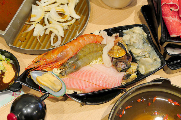 大樂鍋精緻鍋物專賣店：大樂鍋精緻鍋物：肉多多鍋喜燒一鍋兩吃再加三份肉盤大滿足！打卡再送豬肉盤好划算！燒酒海陸鍋一次7種海鮮加肉品豐盛推薦！