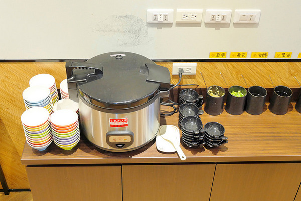 大樂鍋精緻鍋物專賣店：大樂鍋精緻鍋物：肉多多鍋喜燒一鍋兩吃再加三份肉盤大滿足！打卡再送豬肉盤好划算！燒酒海陸鍋一次7種海鮮加肉品豐盛推薦！