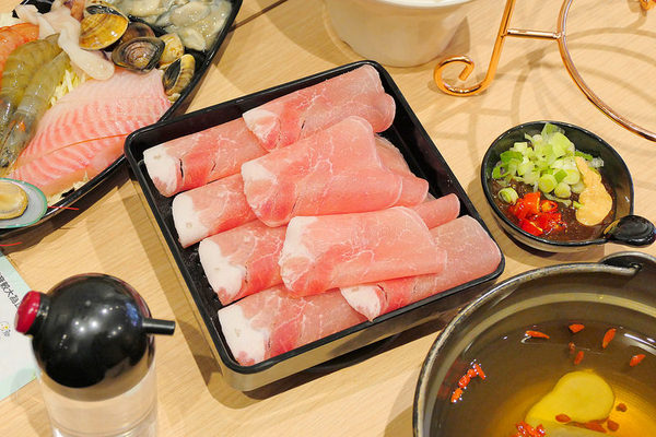 大樂鍋精緻鍋物專賣店：大樂鍋精緻鍋物：肉多多鍋喜燒一鍋兩吃再加三份肉盤大滿足！打卡再送豬肉盤好划算！燒酒海陸鍋一次7種海鮮加肉品豐盛推薦！