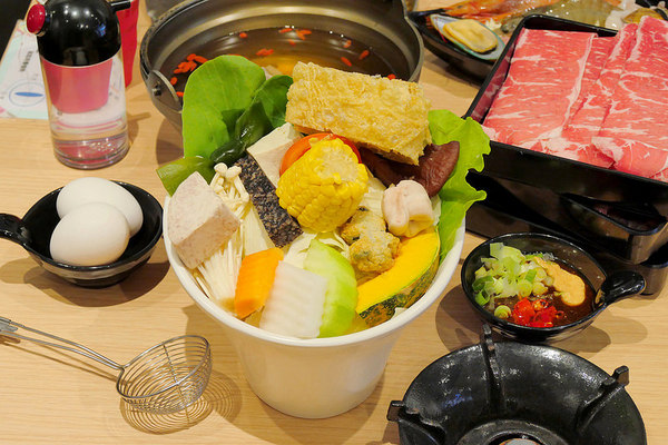 大樂鍋精緻鍋物專賣店：大樂鍋精緻鍋物：肉多多鍋喜燒一鍋兩吃再加三份肉盤大滿足！打卡再送豬肉盤好划算！燒酒海陸鍋一次7種海鮮加肉品豐盛推薦！