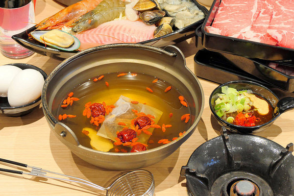 大樂鍋精緻鍋物專賣店：大樂鍋精緻鍋物：肉多多鍋喜燒一鍋兩吃再加三份肉盤大滿足！打卡再送豬肉盤好划算！燒酒海陸鍋一次7種海鮮加肉品豐盛推薦！