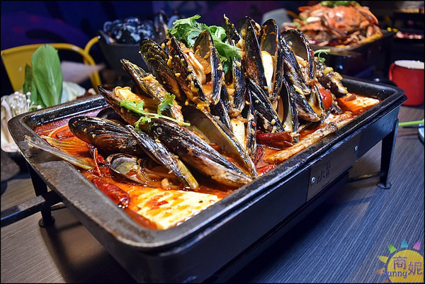 水貨碳火烤魚:超誇張!!台中首見麻辣萬里蟹烤魚淡菜烤魚爆量登場。水貨炭火烤魚