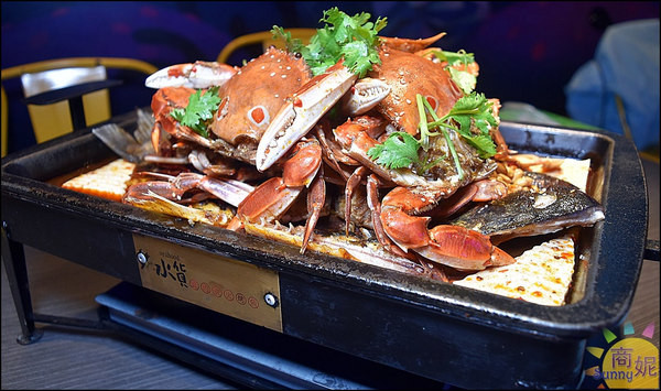 水貨碳火烤魚:超誇張!!台中首見麻辣萬里蟹烤魚淡菜烤魚爆量登場。水貨炭火烤魚