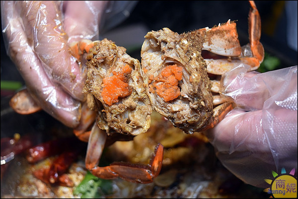 水貨碳火烤魚:超誇張!!台中首見麻辣萬里蟹烤魚淡菜烤魚爆量登場。水貨炭火烤魚
