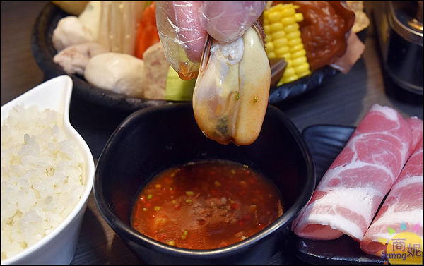 水貨碳火烤魚:超誇張!!台中首見麻辣萬里蟹烤魚淡菜烤魚爆量登場。水貨炭火烤魚