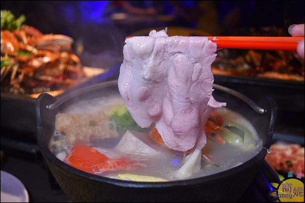 水貨碳火烤魚:超誇張!!台中首見麻辣萬里蟹烤魚淡菜烤魚爆量登場。水貨炭火烤魚