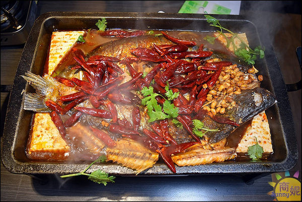 水貨碳火烤魚:超誇張!!台中首見麻辣萬里蟹烤魚淡菜烤魚爆量登場。水貨炭火烤魚