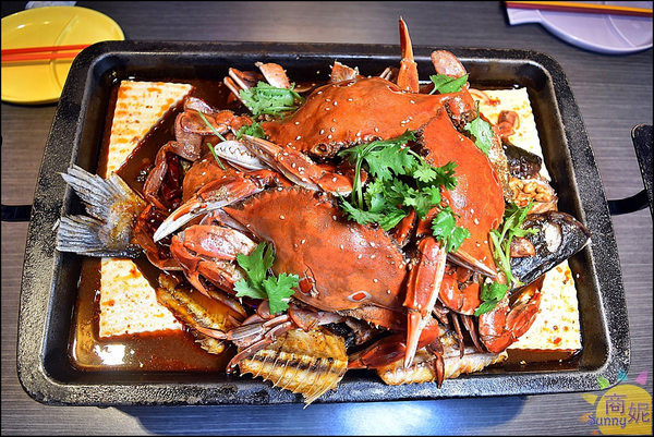 水貨碳火烤魚:超誇張!!台中首見麻辣萬里蟹烤魚淡菜烤魚爆量登場。水貨炭火烤魚