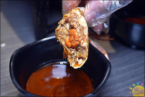 水貨碳火烤魚:超誇張!!台中首見麻辣萬里蟹烤魚淡菜烤魚爆量登場。水貨炭火烤魚