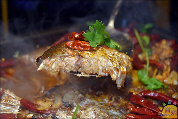 水貨碳火烤魚:超誇張!!台中首見麻辣萬里蟹烤魚淡菜烤魚爆量登場。水貨炭火烤魚