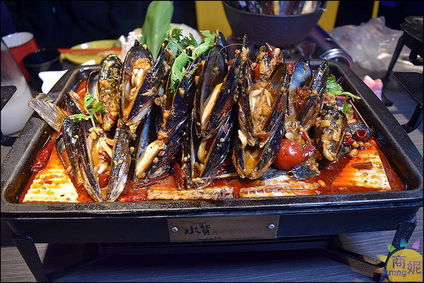 水貨碳火烤魚:超誇張!!台中首見麻辣萬里蟹烤魚淡菜烤魚爆量登場。水貨炭火烤魚