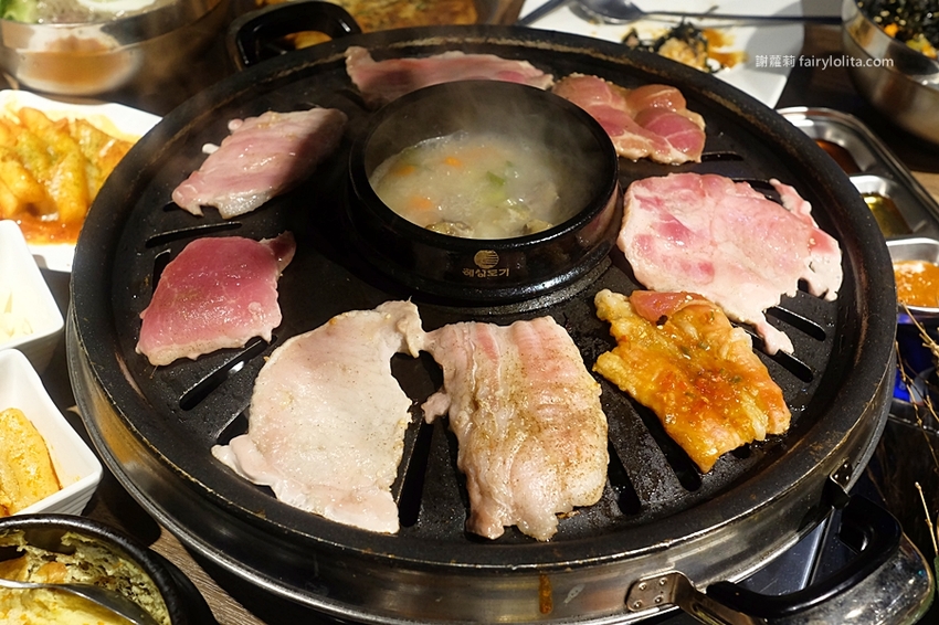 MOFA魔法氛子。芋頭千層直逼10cm,塞好塞滿、浮誇芋泥咬一口整個爆出來! @蹦啾♥謝蘿莉 La vie heureuse