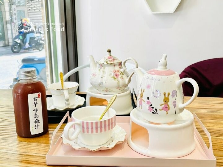 招手甜點控👋 價格平實,不限時甜點店,中原商圈專業級的手作千層蛋糕,呼朋引伴喝午茶,首選MOFA魔法氛子♥️ @魚兒 x 牽手明太子的「視」界旅行