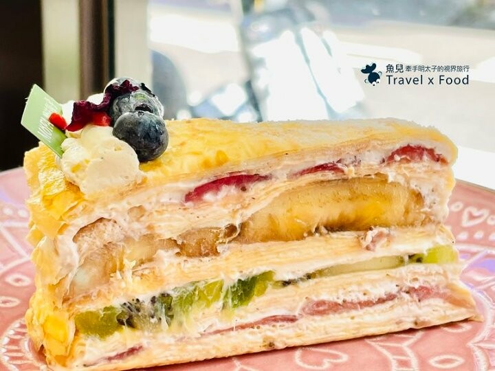 招手甜點控👋 價格平實,不限時甜點店,中原商圈專業級的手作千層蛋糕,呼朋引伴喝午茶,首選MOFA魔法氛子♥️ @魚兒 x 牽手明太子的「視」界旅行