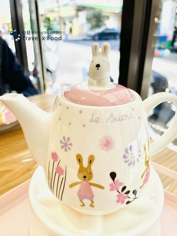 招手甜點控👋 價格平實,不限時甜點店,中原商圈專業級的手作千層蛋糕,呼朋引伴喝午茶,首選MOFA魔法氛子♥️ @魚兒 x 牽手明太子的「視」界旅行