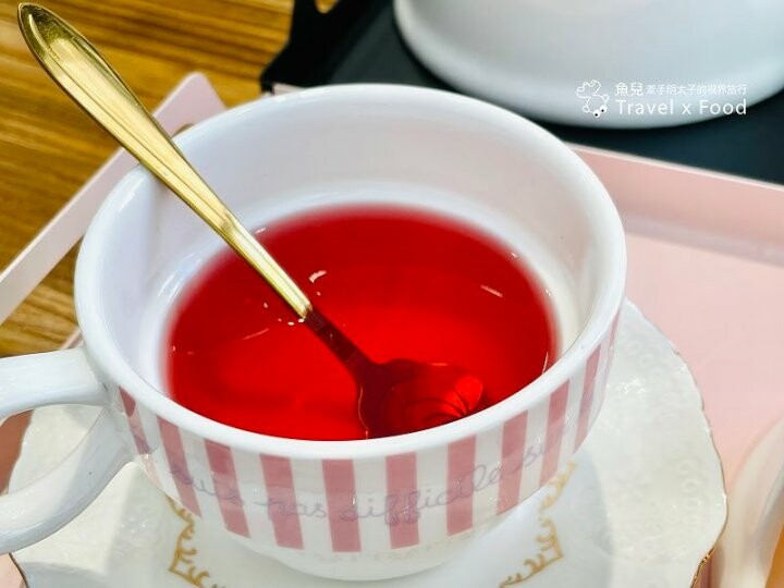 招手甜點控👋 價格平實,不限時甜點店,中原商圈專業級的手作千層蛋糕,呼朋引伴喝午茶,首選MOFA魔法氛子♥️ @魚兒 x 牽手明太子的「視」界旅行