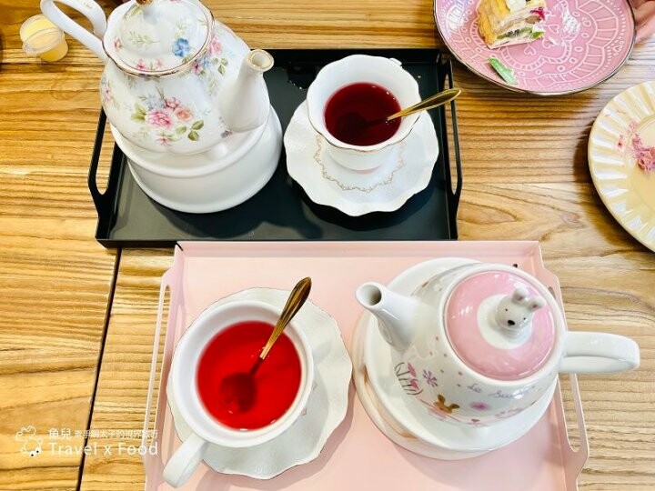 招手甜點控👋 價格平實,不限時甜點店,中原商圈專業級的手作千層蛋糕,呼朋引伴喝午茶,首選MOFA魔法氛子♥️ @魚兒 x 牽手明太子的「視」界旅行