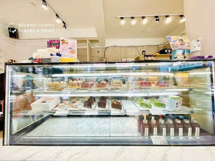 招手甜點控👋 價格平實,不限時甜點店,中原商圈專業級的手作千層蛋糕,呼朋引伴喝午茶,首選MOFA魔法氛子♥️ @魚兒 x 牽手明太子的「視」界旅行
