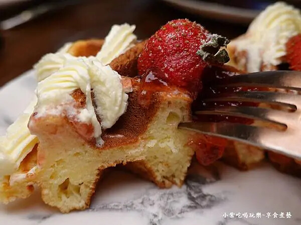草莓鬆餅-2025魔法氛子蛋糕店 (3).jpg