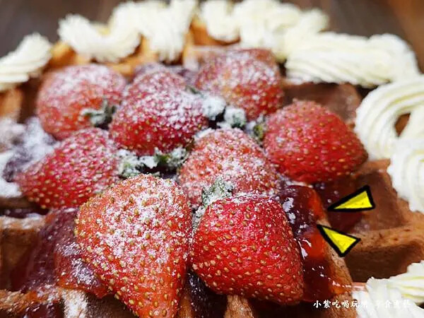 草莓灑糖粉-2025魔法氛子蛋糕店.jpg