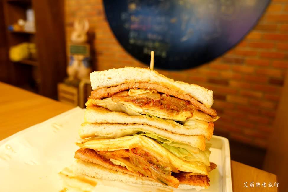 劍潭早午餐》兔司兔司碳烤吐司 傳統古早味炭火燒烤三明治 嚴選林華泰茶葉、天然蔗糖、高大鮮奶 捷運劍潭站士林炭烤吐司 - 艾莉絲愛旅行