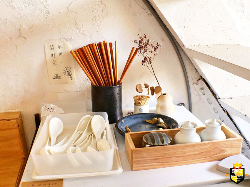 台南麵店/平日只賣晚餐時段/私房調料自製麵條/大量蔬果+秘製漢方熬湯/自家醃製天然酸白菜/無鹽無味精/隱身巷弄百年老宅