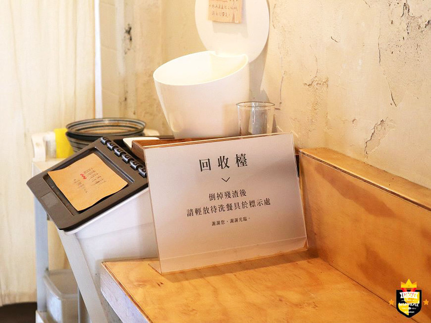 台南麵店/平日只賣晚餐時段/私房調料自製麵條/大量蔬果+秘製漢方熬湯/自家醃製天然酸白菜/無鹽無味精/隱身巷弄百年老宅