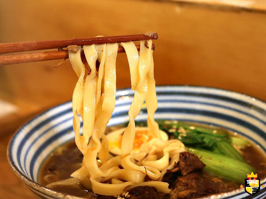 台南麵店/平日只賣晚餐時段/私房調料自製麵條/大量蔬果+秘製漢方熬湯/自家醃製天然酸白菜/無鹽無味精/隱身巷弄百年老宅