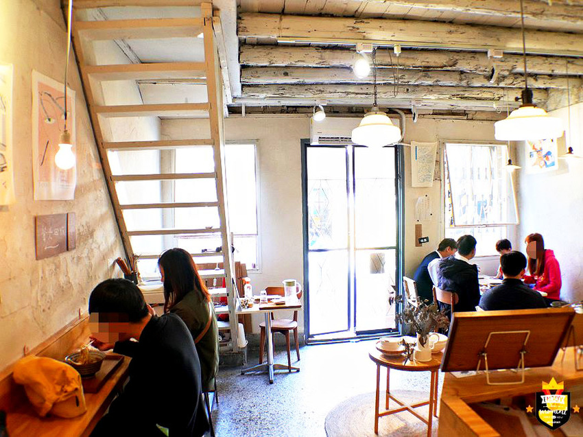 台南麵店/平日只賣晚餐時段/私房調料自製麵條/大量蔬果+秘製漢方熬湯/自家醃製天然酸白菜/無鹽無味精/隱身巷弄百年老宅