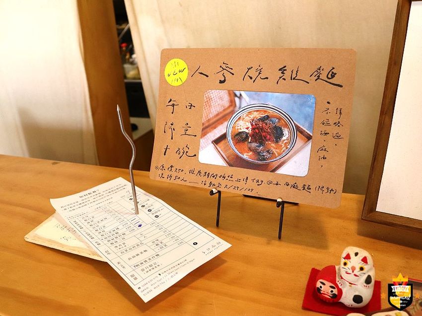 台南麵店/平日只賣晚餐時段/私房調料自製麵條/大量蔬果+秘製漢方熬湯/自家醃製天然酸白菜/無鹽無味精/隱身巷弄百年老宅