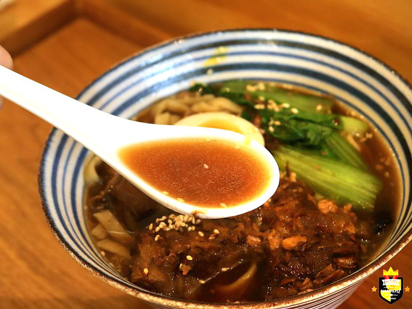 台南麵店/平日只賣晚餐時段/私房調料自製麵條/大量蔬果+秘製漢方熬湯/自家醃製天然酸白菜/無鹽無味精/隱身巷弄百年老宅