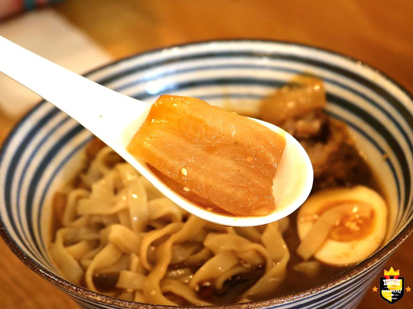 台南麵店/平日只賣晚餐時段/私房調料自製麵條/大量蔬果+秘製漢方熬湯/自家醃製天然酸白菜/無鹽無味精/隱身巷弄百年老宅