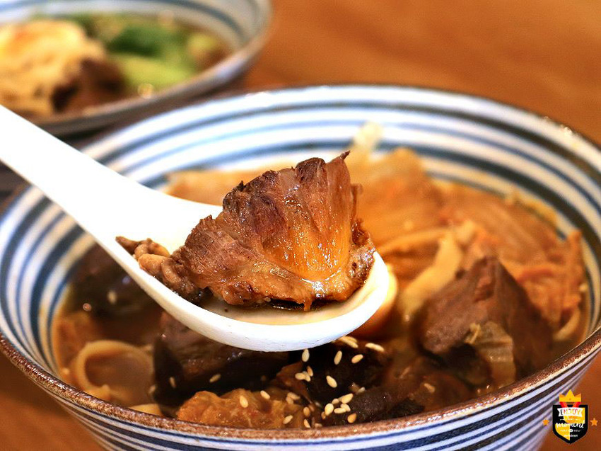 台南麵店/平日只賣晚餐時段/私房調料自製麵條/大量蔬果+秘製漢方熬湯/自家醃製天然酸白菜/無鹽無味精/隱身巷弄百年老宅